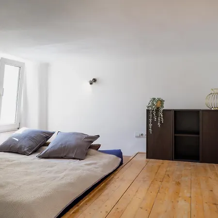 Moon - Spacious Apartment